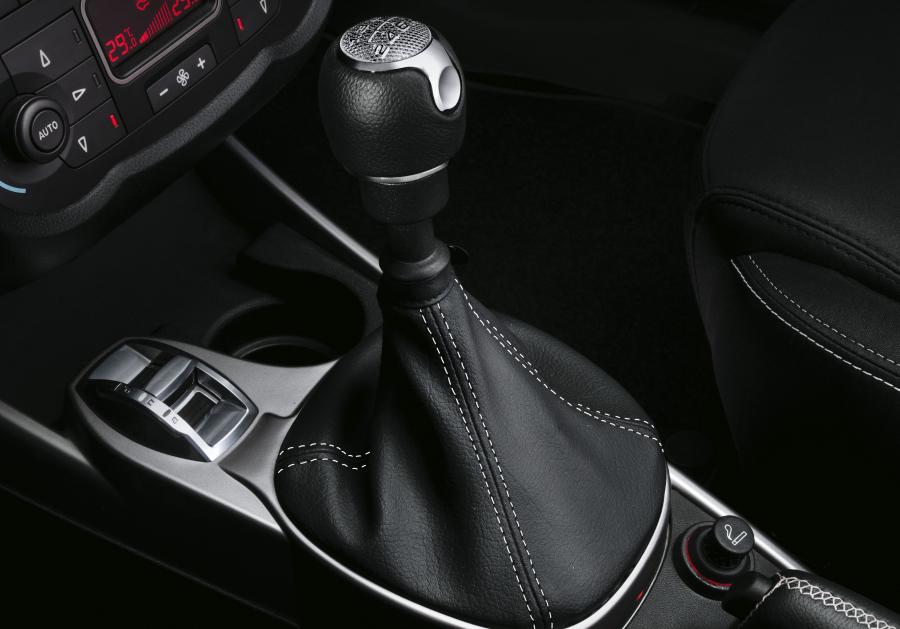 Детали интерьера Alfa Romeo MiTo Junior (955) 2014 года  (фото 5 из 10)